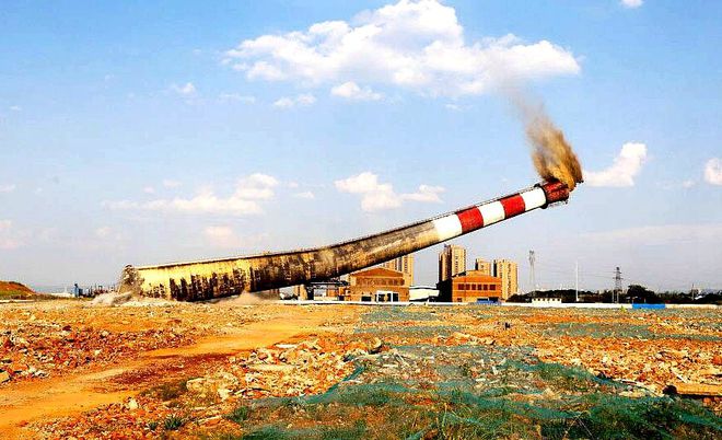 安徽铜陵:冶炼厂关停搬迁120多米高大烟囱拆除